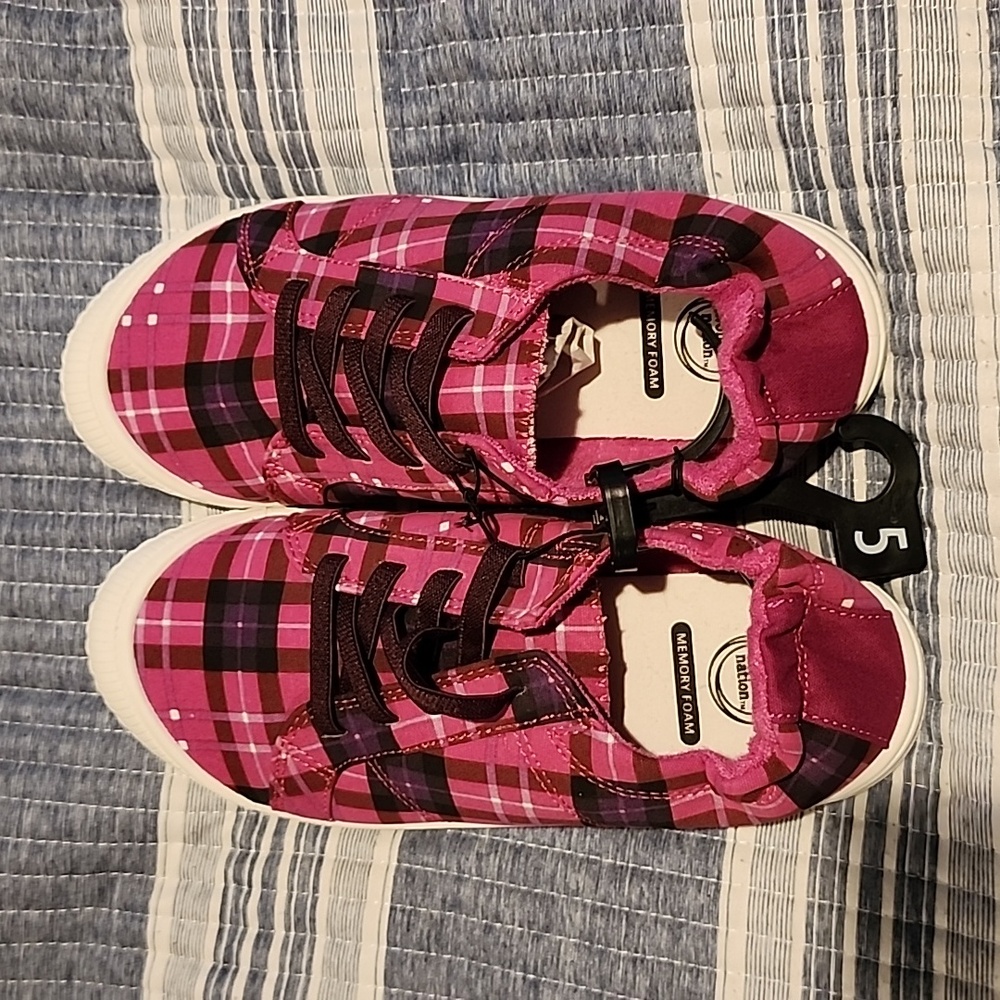 Wondernation Sneakers Size 5 Berry Plaid